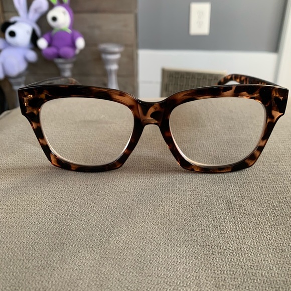 Cynthia Bailey Readers. 2.50. Oversized. Tortoise.